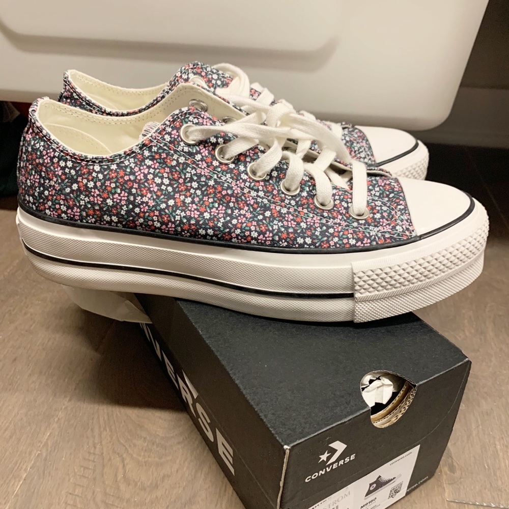 Converse sneakers - women’s 7 1/2